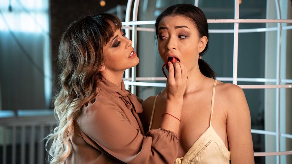 Cherie Deville y Scarlett Bloom en película de lésbica de When Girls Play