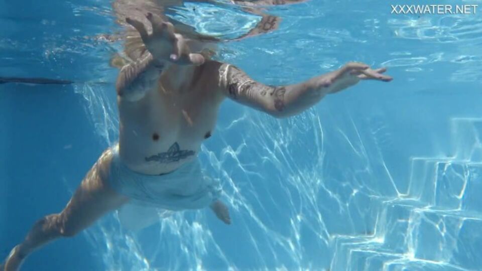 Svampita in azione ragazza in piscina di Underwater Show