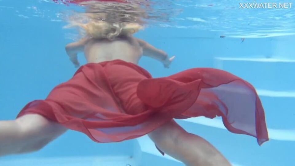 Instancabile ragazzotta - sesso ragazzina - Underwater Show