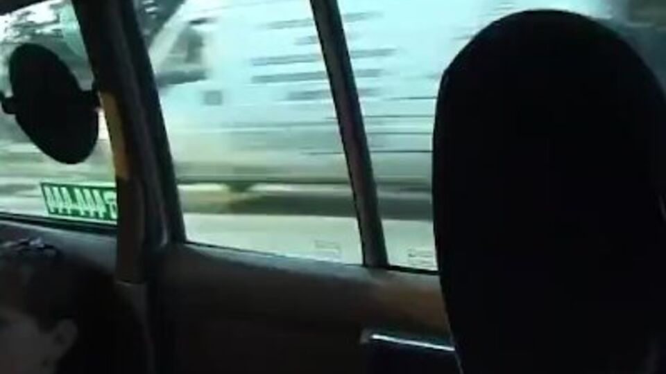 Acción de taxi con mujercita