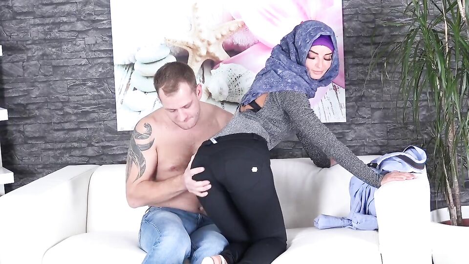 Victoria Pure em vaqueira pornografia no Sex With Muslims