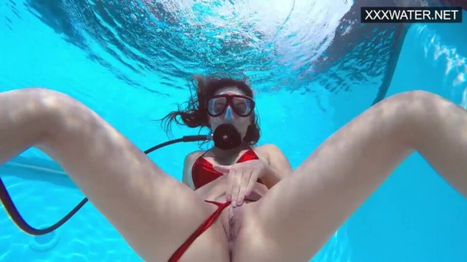 Película con la admirable Lana con orgasmo de Underwater Show