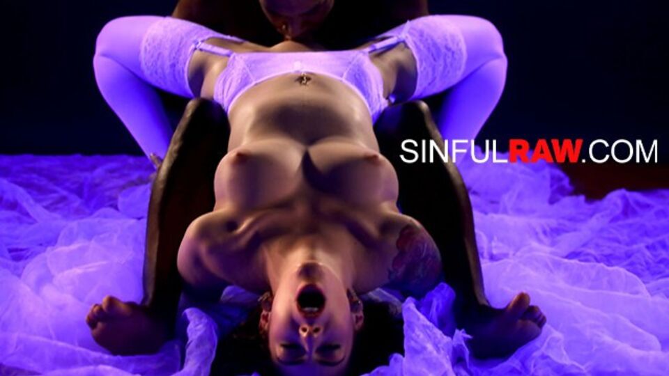 Anna De Ville in filmato intimo di Sinful Raw