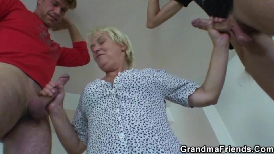 Dummchen in Doggy Sexfilm von Grandma Friends