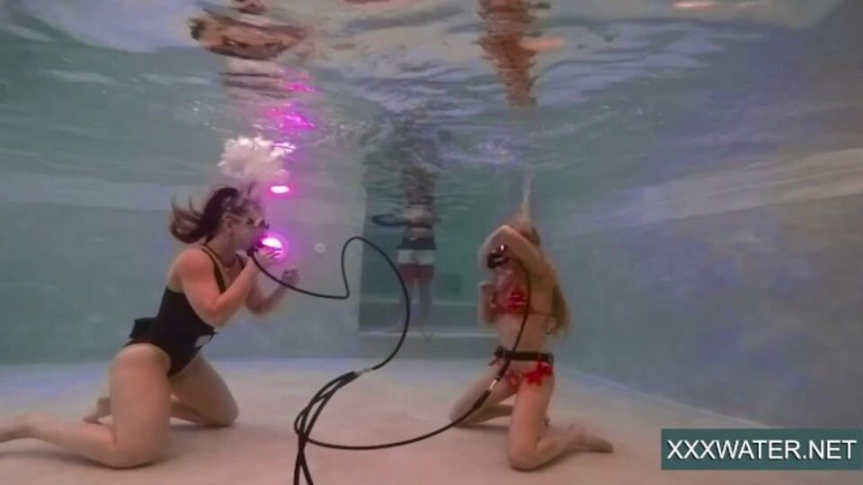 Hübsche Minnie Manga und Minnie - Dicke Titten XXX-Film - Underwater Show