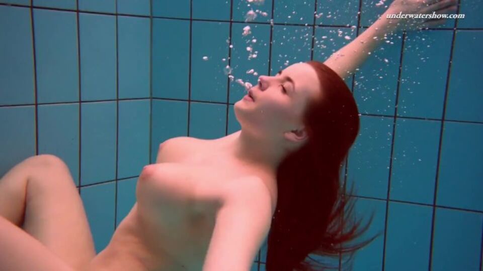 La gracieuse mannequin - contenu x chatte étroite - Underwater Show