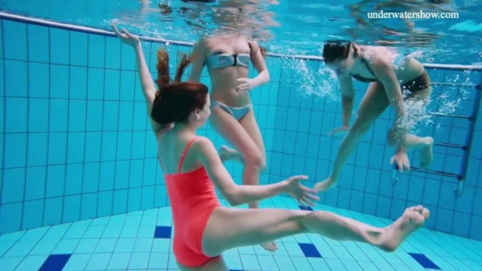 Toma con la deliciosa compañera con sexo de tres de Underwater Show