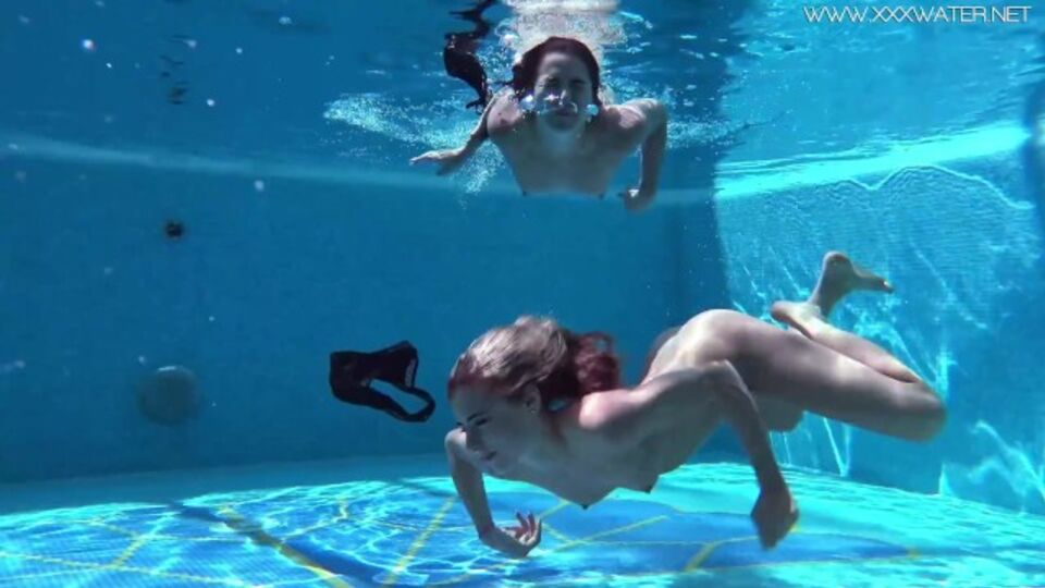 Lindsay in porno ragazza in piscina di Underwater Show