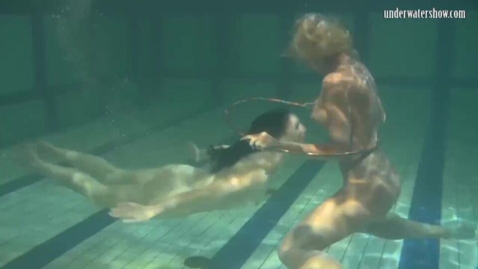 Irina in film sott'acqua di Underwater Show