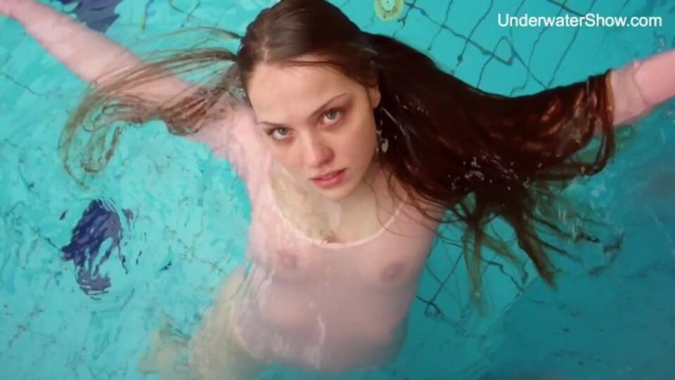 Perrita en clip de rusa de Underwater Show