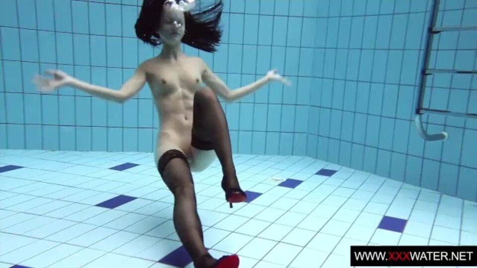 Amiga en tráiler de tetas grandes de Underwater Show