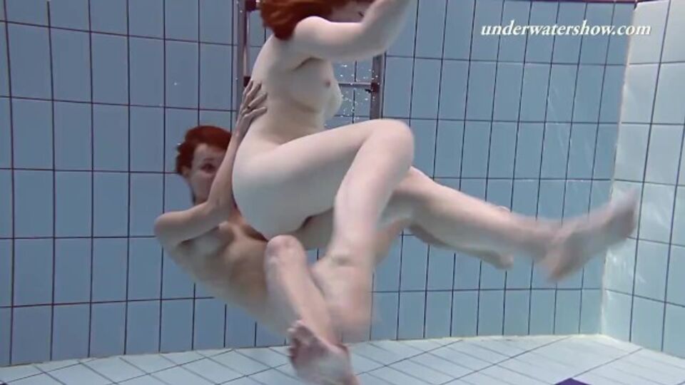 Lenka em lingerie sexo no Underwater Show