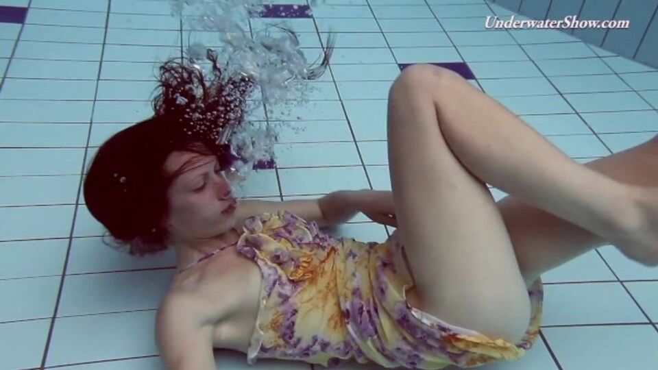 Liza in porno intimo di Underwater Show