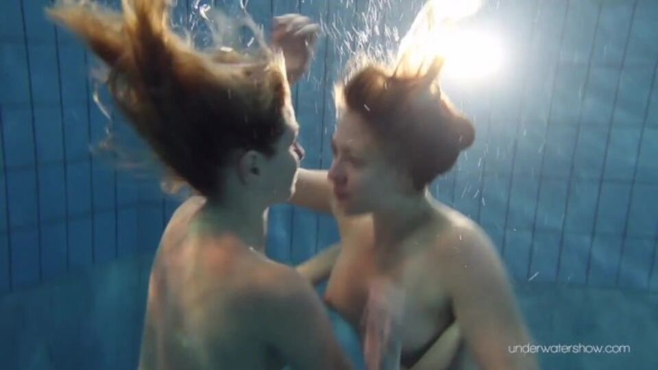 Porno con la incomparable pareja con jovencitas de Underwater Show