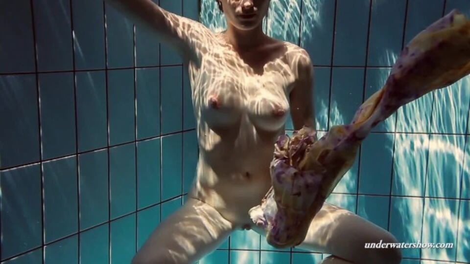 Underwater Show - pornografía de mujer sola