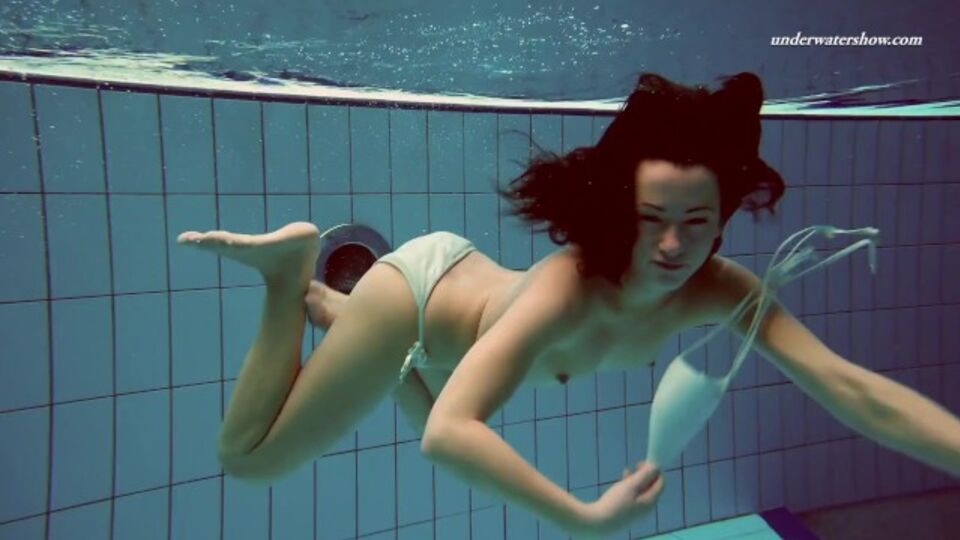 Alla in Vollbusig Clip von Underwater Show