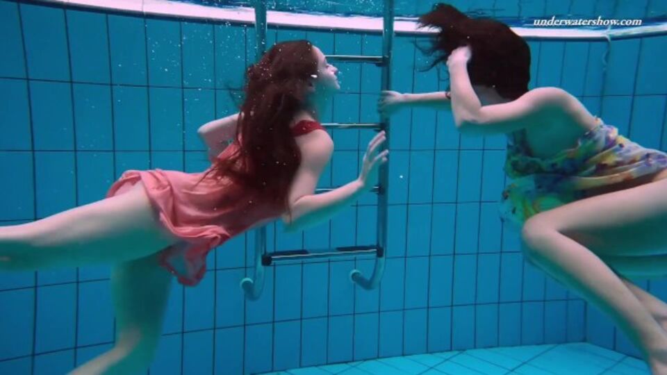 छोटे स्तन अश्लील Underwater Show से मोहक Liza और Alla के साथ