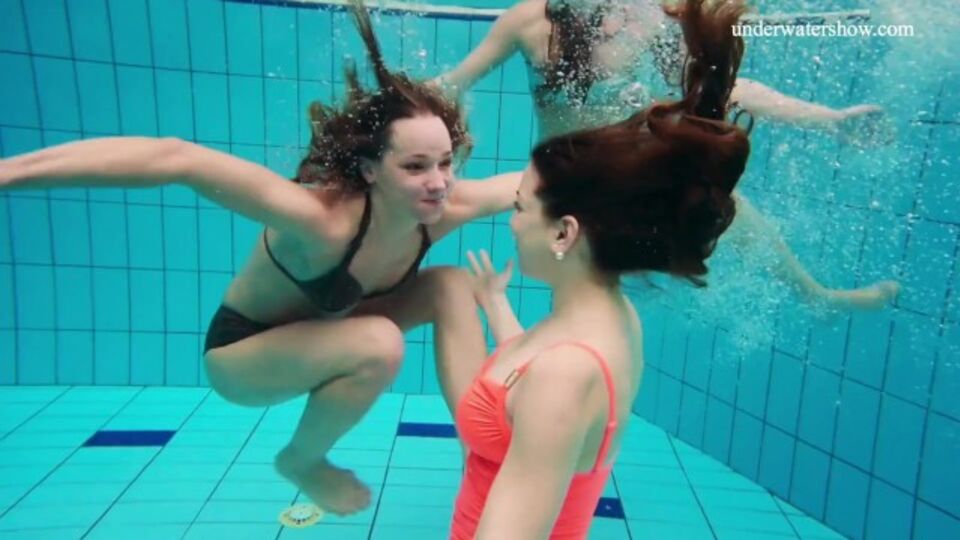 Delicatissima ninfetta partecipa in riprese piscina