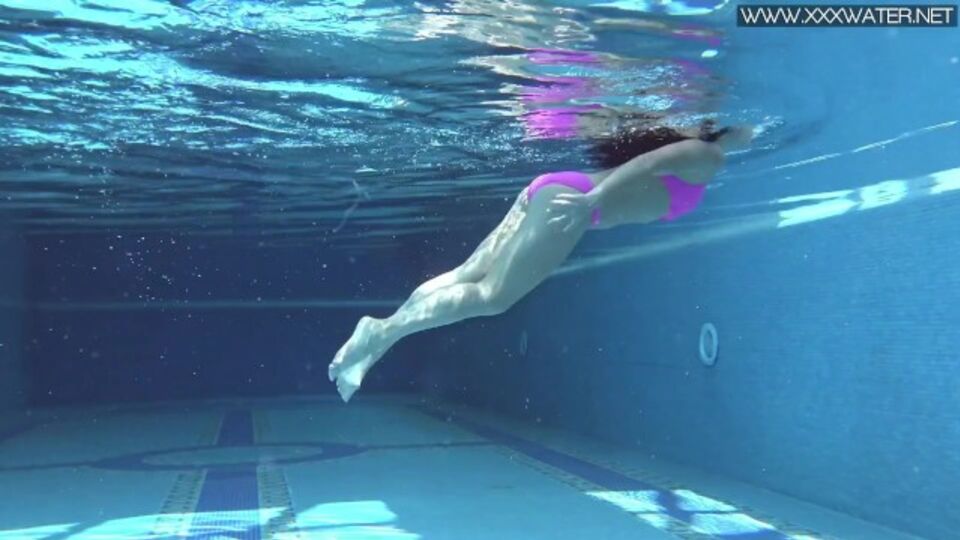 Jessica Lincoln in video masturbarsi di Underwater Show