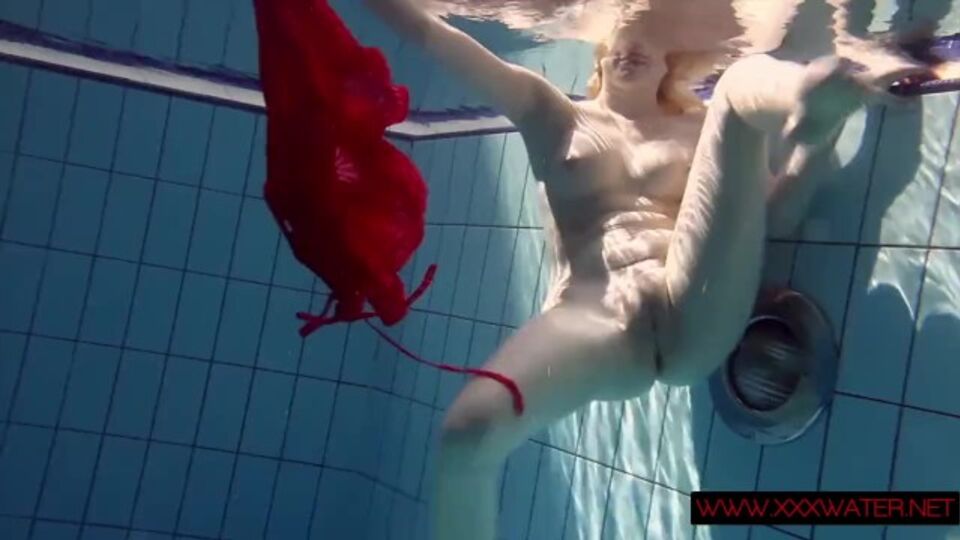 Underwater Show präsentiert Lucie's Dicke Titten Pornofilm