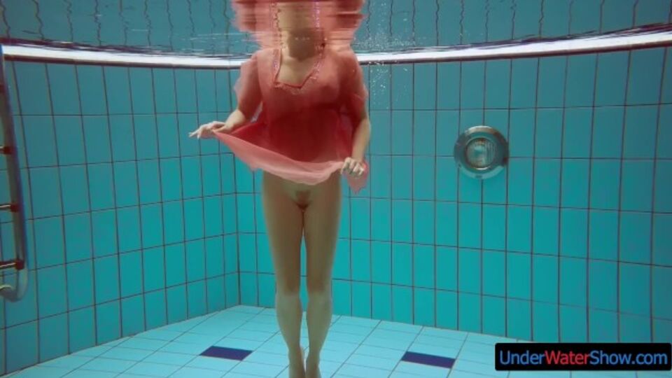 Video castana con sexy pollastrella di Underwater Show