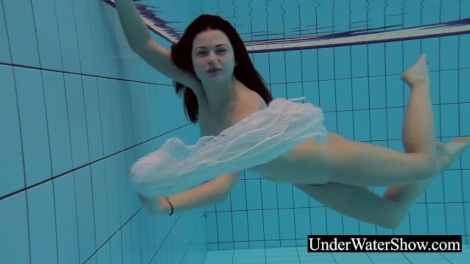 La cool chica - clip de junto a la piscina - Underwater Show