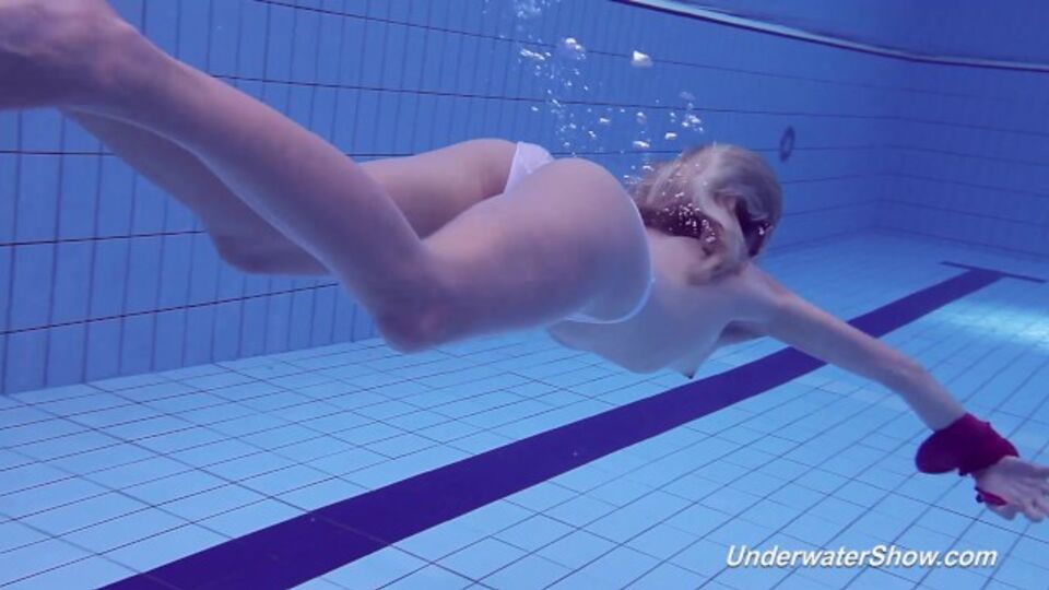 Pool trailer with graceful floozy from Underwater Show