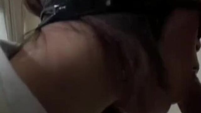 La salope poule en vedette dans pornographie hardcore