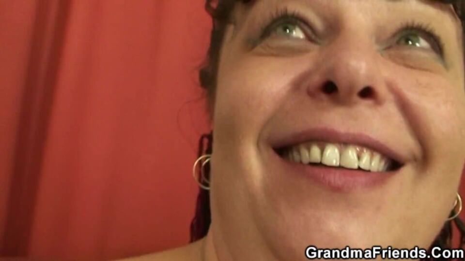 Grandma Friends - Behaarte Muschi Sexstreifen