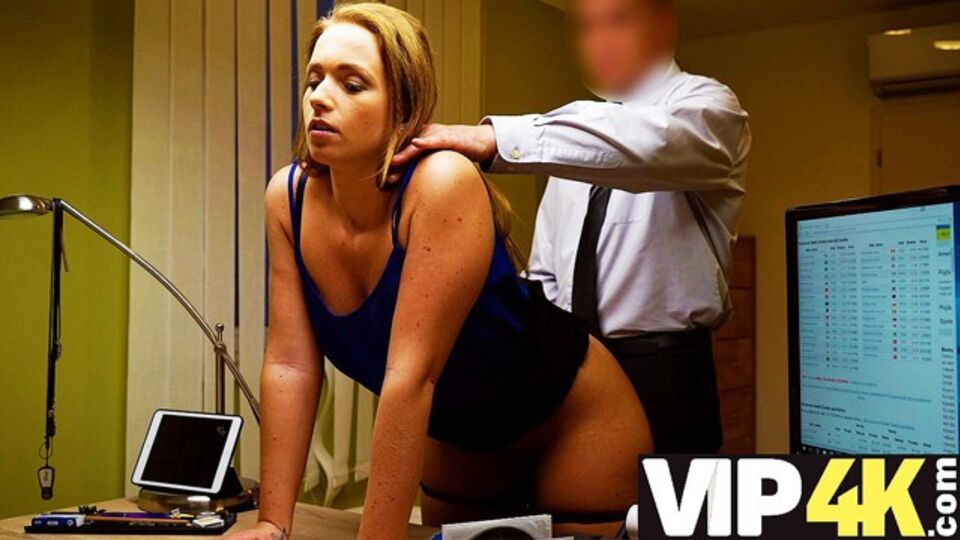 La délicate Nata Lee dans porno au bureau