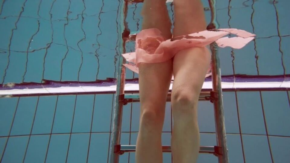 Película con la calenturienta mujer de compañía con tetas grandes de Underwater Show