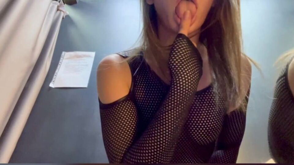 Attraente Ellie Leen partecipa in porno culo grande