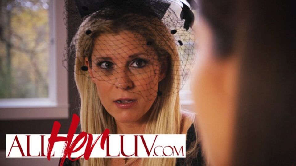 India Summer e Zoe Bloom in scena lesbica di All Her Luv