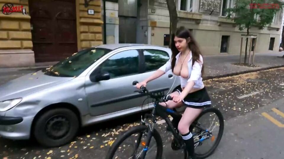 La magnética Dollscult en porno de bicicleta