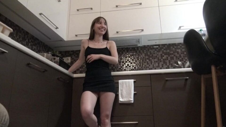 L'experte fille facile - contenu brunette - No Panties TV