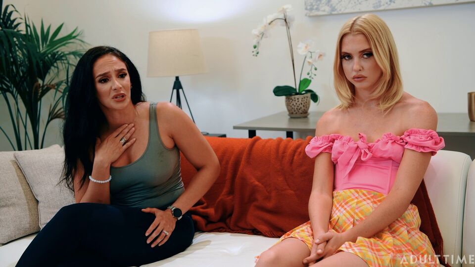 Chloe Cherry und Sheena Ryder in Milf Trailer von Mommy’s Boy