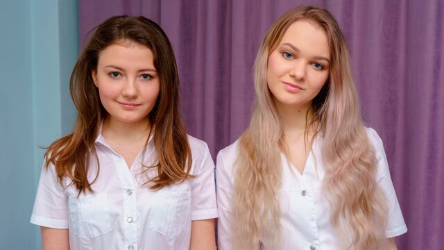 Morena pornografia com sortuda Scarlette e Luna B do Club Sweethearts