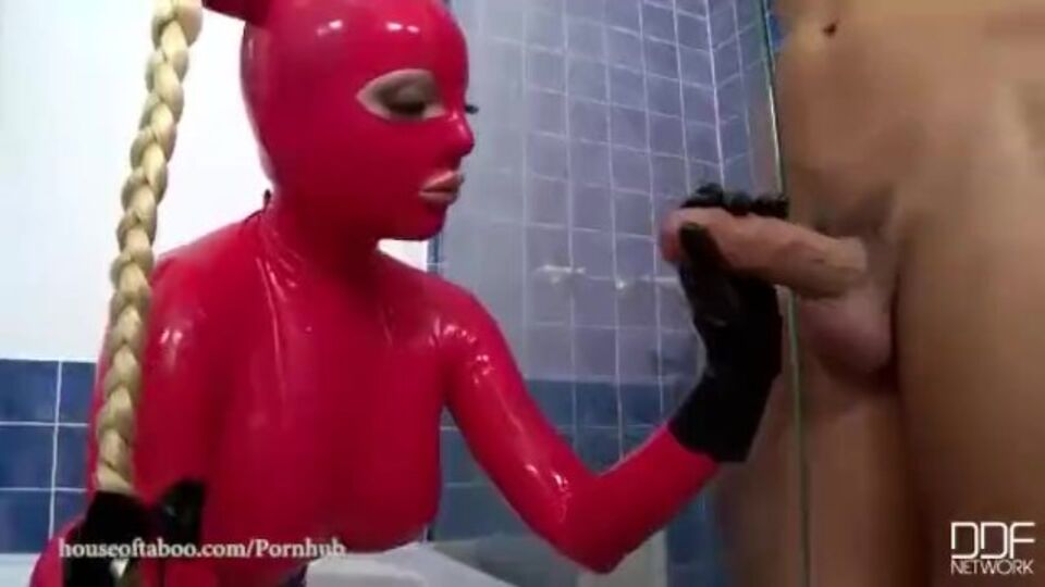 Mugur et Latex Lucy dans porno andromaque inversée de Porn World