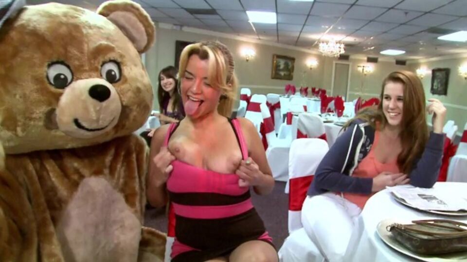 बड़ा काला रंग वाला लंड क्रिया Dancing Bear से प्रलोभक Destiny Jaymes और Sadine Godiva के साथ