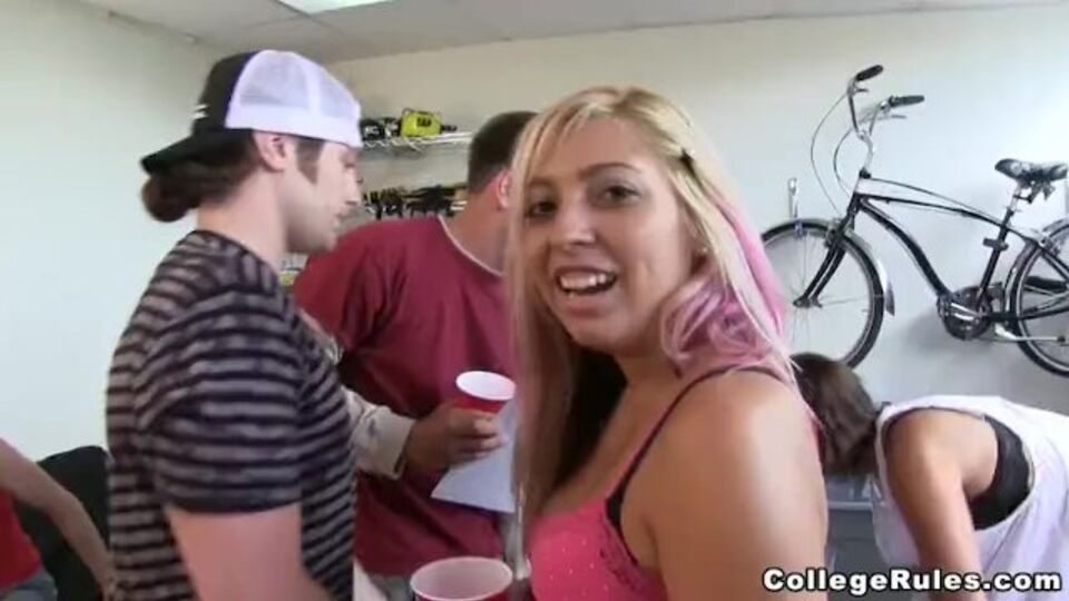 Dillion Harper y Ava Hardy en tráiler de fiesta de College Rules