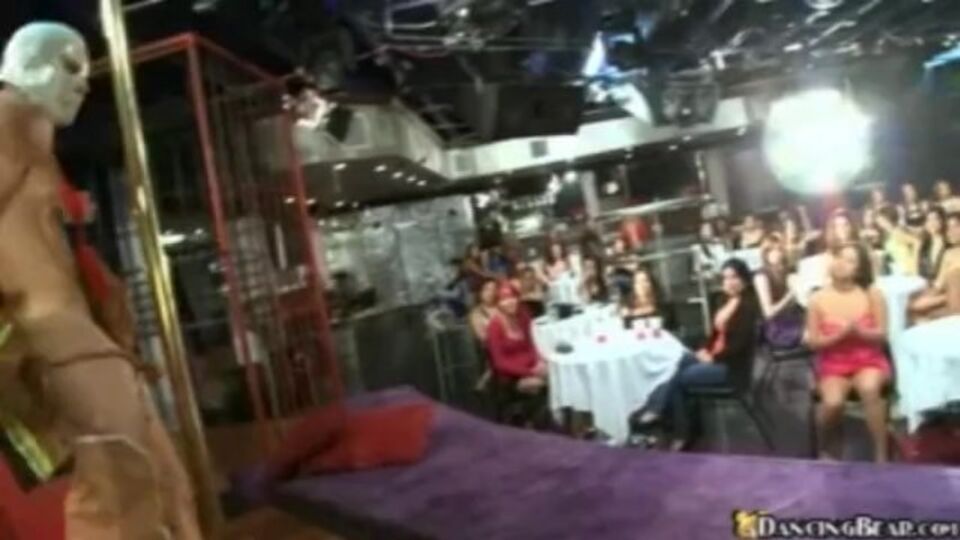 La radiante Ka Lee y Ashley Marie en rodaje de mujer vestida hombre desnudo