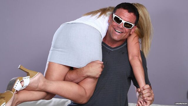 Lethal Pass presenta porno con las sofá de Lisa Demarco