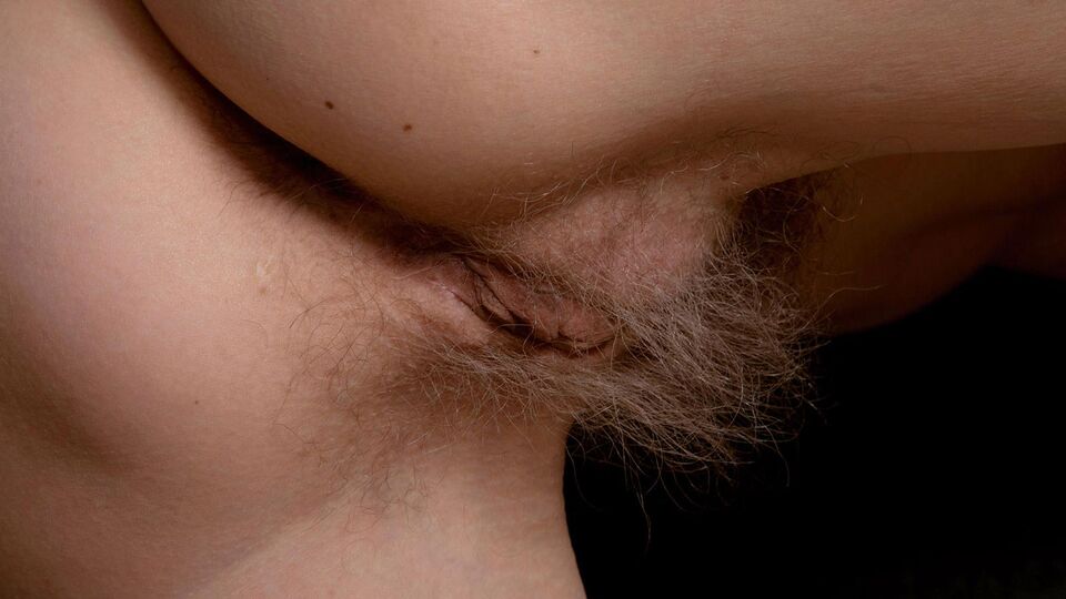 Hairy Coochies presenta toma con las posando de joyita