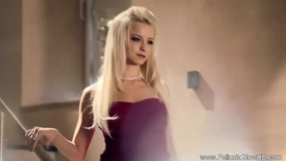 Easy-on-the-eyes Jazzy's blonde sex