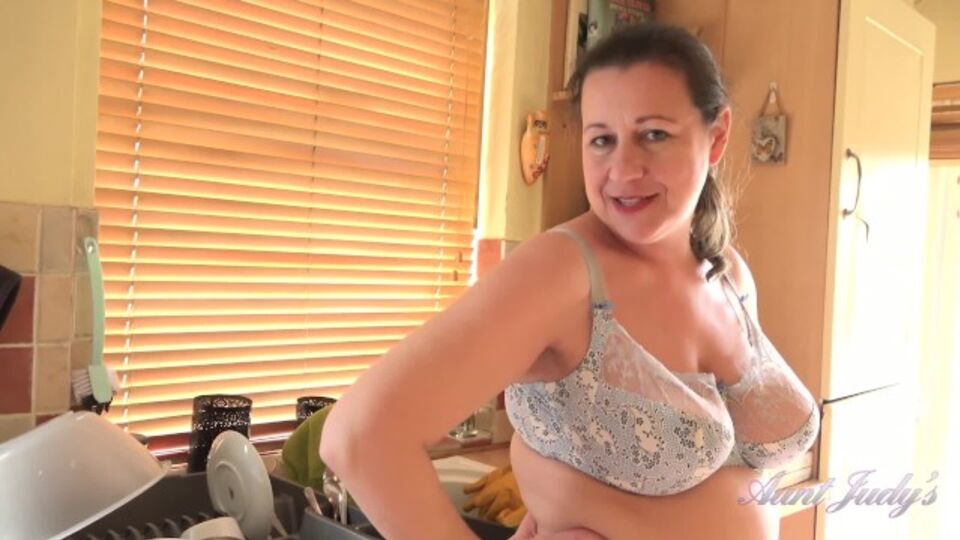 Aunt Judy's Big Tit MILFs प्रस्तुत करता है Eva Jayne और Eva Kay का हस्तमैथुन काम दृश्य