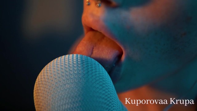 Sneaky Kuporovaa's pussy licking action