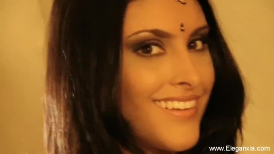 Eleganxia - भारतीय फुटेज