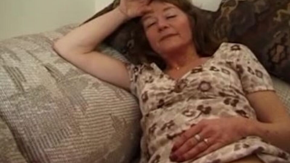 Muchacha en película de pajazo de Slutty Milf