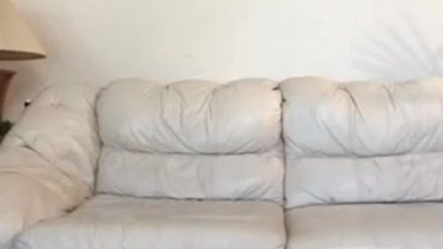 Esbelta mocinha estrelando em menage clipe