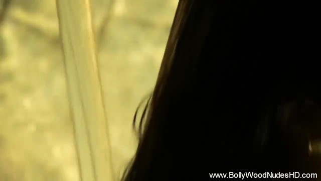 Bollywood Nudes HD प्रस्तुत करता है महिला का स्ट्रिपटीज़ चित्र